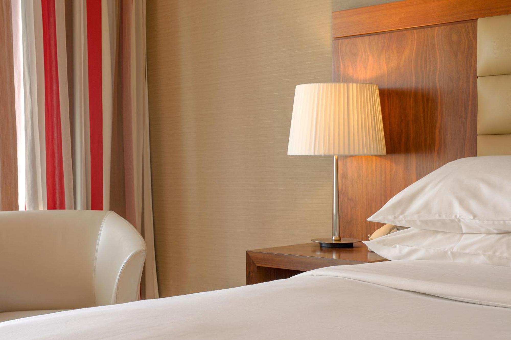 Sheraton Athlone Hotel Екстер'єр фото
