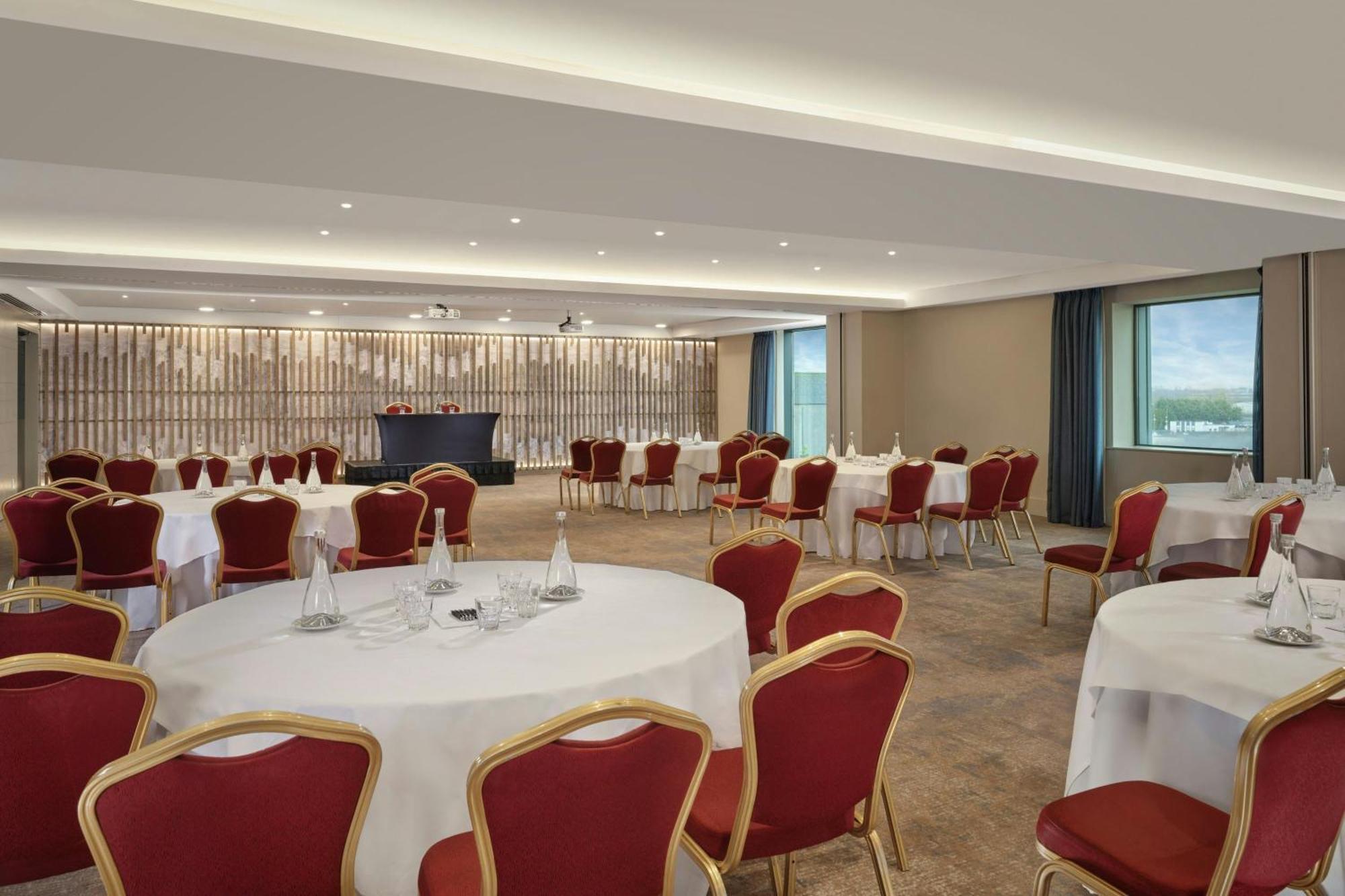 Sheraton Athlone Hotel Екстер'єр фото