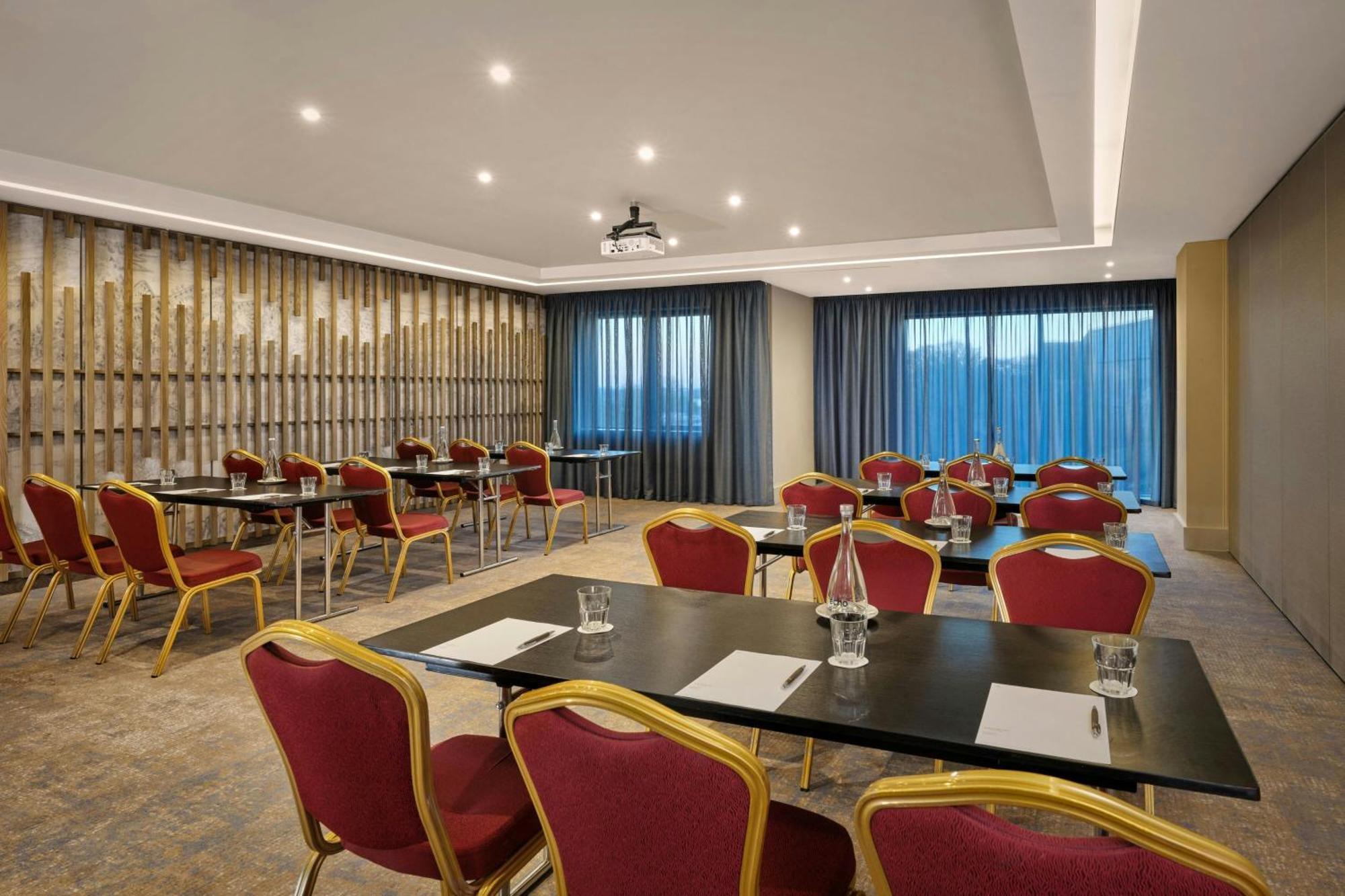 Sheraton Athlone Hotel Екстер'єр фото
